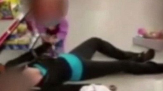 Quedó inconsciente por una sobredosis y su hija de dos años trató de reanimarla