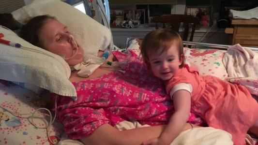 Murió la madre con esclerosis que inspiró a miles amamantando a su beba mientras luchaba contra la enfermedad