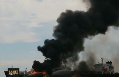 Ardió un buque petrolero