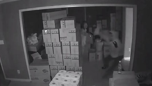 Tiros en pijama: les disparó a los ladrones que entraron a robar a su casa