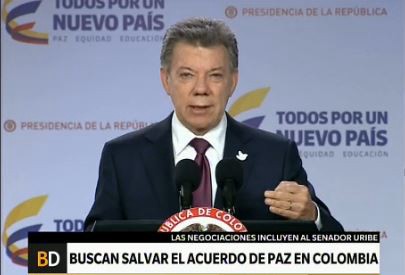Casi vuelca un micro en el peaje de una autopista de Colombia