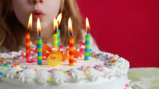 Un hombre insultó a su hija y se burló de su dislexia en su fiesta de cumpleaños