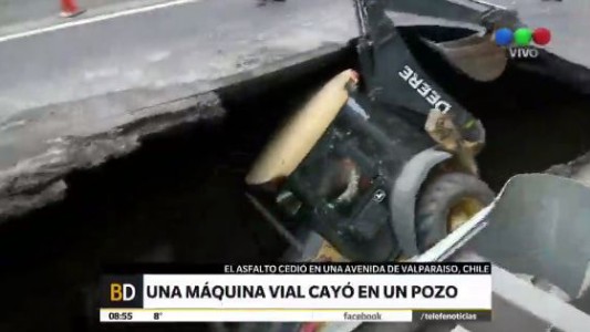 Rescataron al conductor de una retroexcavadora que cayó en un pozo en Chile