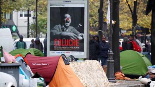 París amanece llena de carpas de inmigrantes luego del desmantelamiento de "la jungla" de Calais