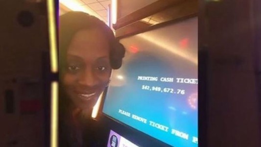 Ganó 43 millones de dólares en una máquina tragamonedas y le cambian el premio por una cena