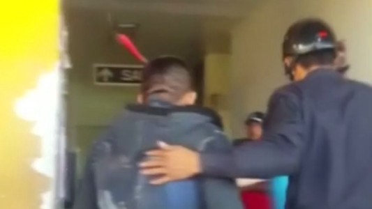 Video: entró caminando al hospital con un cuchillo clavado en la cabeza