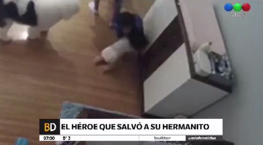 Video: nene de 9 años salvó a su hermano bebé de una caída dramática