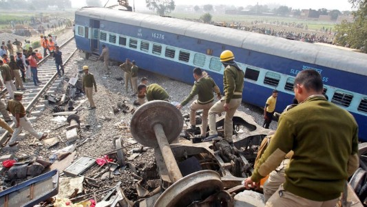 Tragedia en la India: más de 100 muertos en un accidente de tren