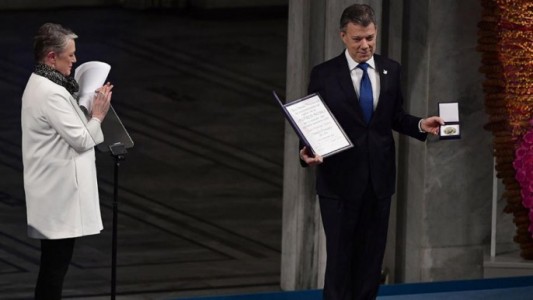 Tras el acuerdo con las FARC, Santos recibió el Premio Nobel de la Paz