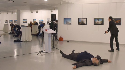 Video: Asesinan al embajador de Rusia en Turquía mientras visitaba una muestra de arte