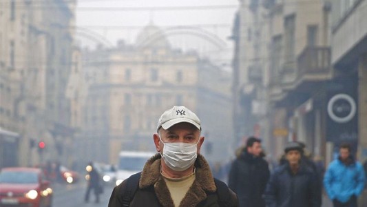 El smog tapa Sarajevo y el gobierno regala los boletos de transporte público para que no usen el auto