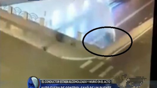 Un auto fuera de control cayó de un puente en China