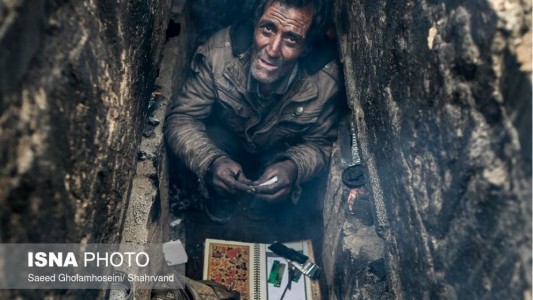 Fotos escalofriantes: las personas sin hogar que duermen en tumbas en Irán