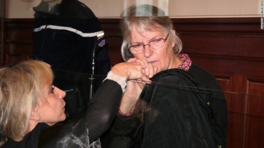 Francia: Mató a su marido tras décadas de abusos, fue a prisión y ahora recibe perdón presidencial