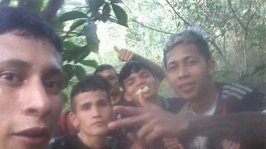 Los presos fugitivos de la cárcel de Brasil se sacan selfies en la selva