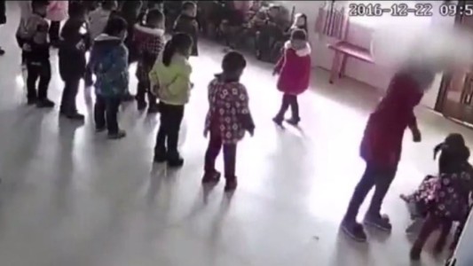 China: camionero perdió el control y volcó su carga en la ruta