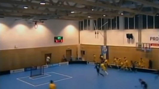Pánico en medio de un partido de floorball al desmoronarse el techo de un estadio recién inaugurado