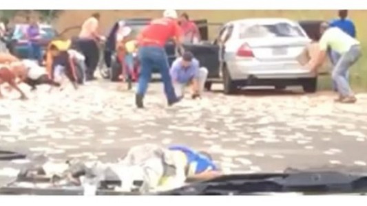 Video estremecedor: Mueren en accidente de tránsito y les roban el dinero en medio de la autopista