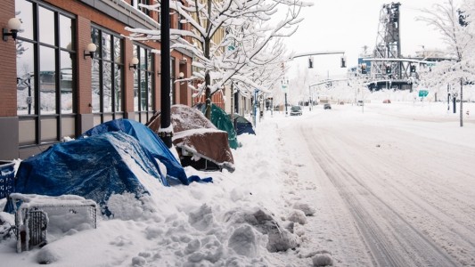 Un bebé recién nacido murió congelado en los brazos de su mamá sin techo