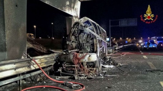 Chocó un micro escolar en Italia: 16 muertos