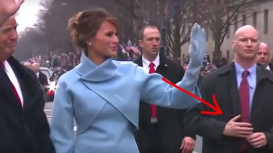 Polémica viral: ¿el guardaespaldas de Donald Trump usa brazos falsos?