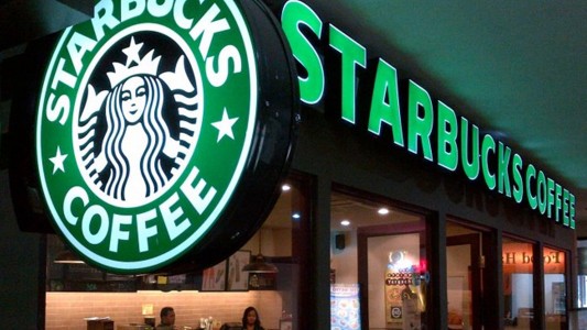 Starbucks contratará a 10.000 refugiados como respuesta a Donald Trump