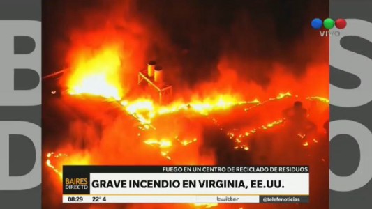 Incendio de grandes dimensiones en una planta de reciclaje