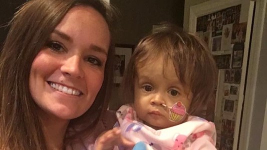 Conmovedor: una niñera le donó parte del hígado a una beba y le salvó la vida