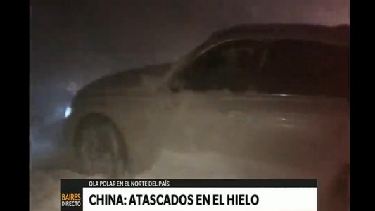 Ola polar en China: cientos de autos atascados en el hielo
