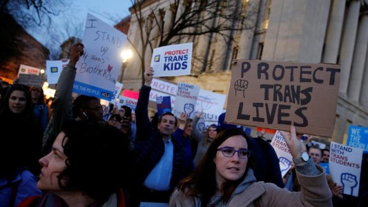 Trump revocó una norma que beneficiaba a los estudiantes transgénero