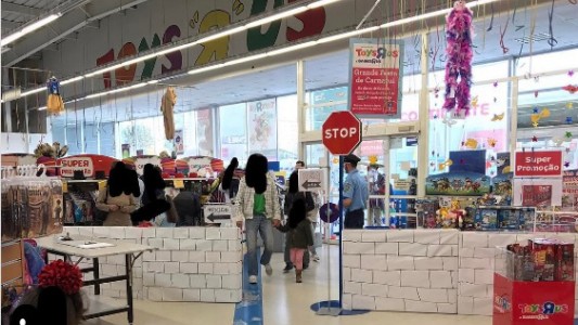 Futbolista mexicano denuncia a una juguetería porque instaló un mini muro de Trump