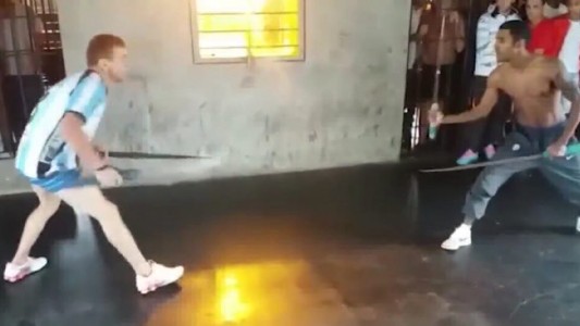 Video documento: filmaron una brutal pelea de presos con cuchillas gigantes