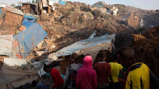 Etiopía: más de 60 muertos por una avalancha de tierra en un basurero