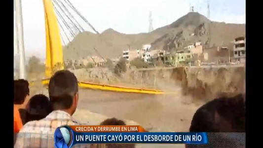 Video: cayó un puente por del desborde de un río