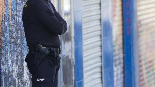 Detuvieron a un hombre por masturbarse en la calle y eyacular sobre la mano de un policía