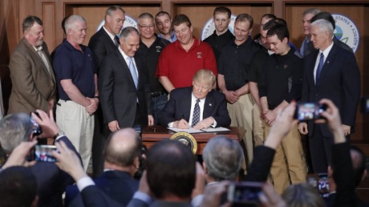 Trump firmó un decreto para dar marcha atrás con las medidas de Obama sobre cambio climático
