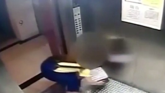 Video: el momento en el que una chica de 15 años abandona a su bebé recién nacido