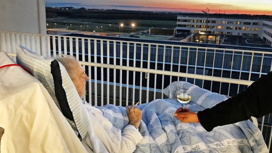 Hospital cumple con el último deseo de un anciano antes de morir y estalla Facebook