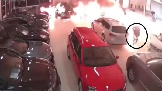 Suecia: un quemacoches terminó quemado en una concesionaria