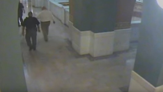 Video de alto impacto: un hombre se quitó la vida antes de ser juzgado por tres crímenes y la violación de una nena de 10 años