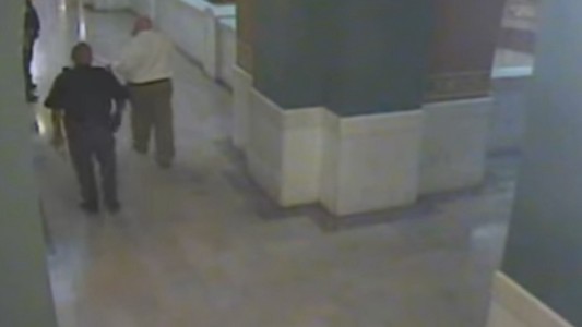 Un hombre acusado de violación y asesinato se arrojó al vacío al salir de un juzgado