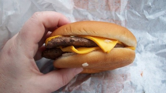 Un chico de 8 años manejó dos kilómetros para comprar una hamburguesa