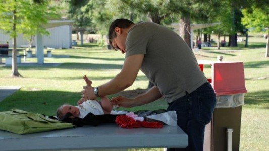 Instalan cambiadores de bebés en baños de hombres en Madrid