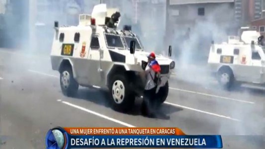 Video: la mujer que enfrentó los tanques en plena protestas en Venezuela