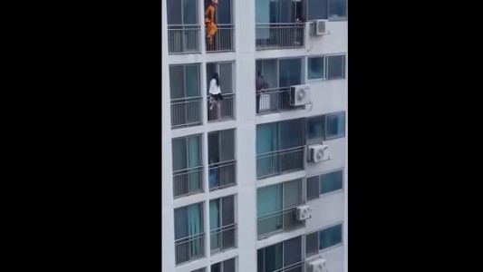 La increíble maniobra de un bombero para salvar la vida de una joven