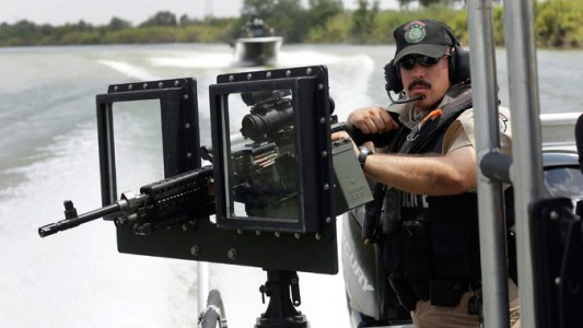 Texas avanza en castigar a las ciudades que protegen inmigrantes