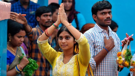 Autoridades en la India regalan palas a las mujeres para que se defiendan de sus esposos