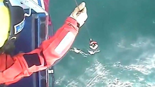 El dramático rescate de un surfista escocés que pasó 32 horas perdido en el mar
