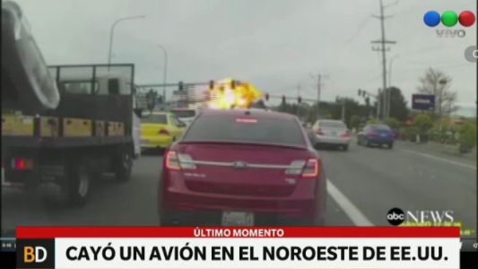 Video: una avioneta se estrelló en medio de una transitada ruta