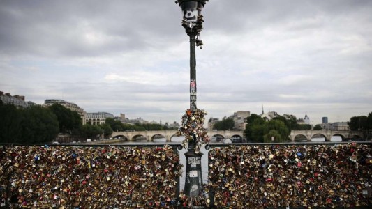 París: subastaron los "candados del amor" a beneficio de los refugiados